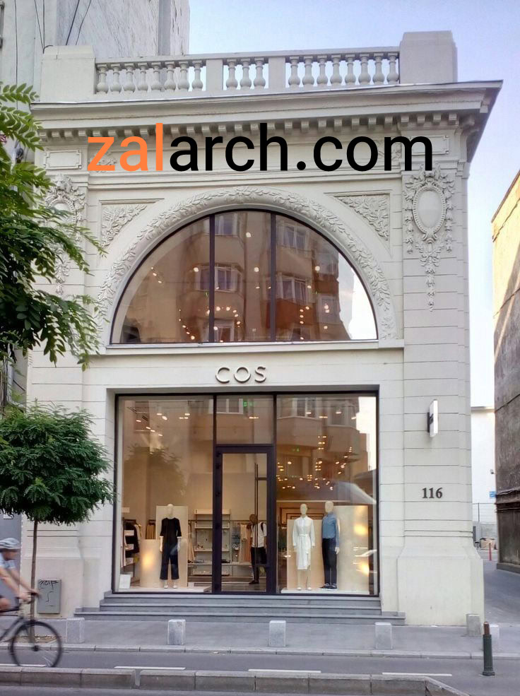 نمای رومی شهری با قوس ویترین شیشه‌ای و جزئیات کلاسیک