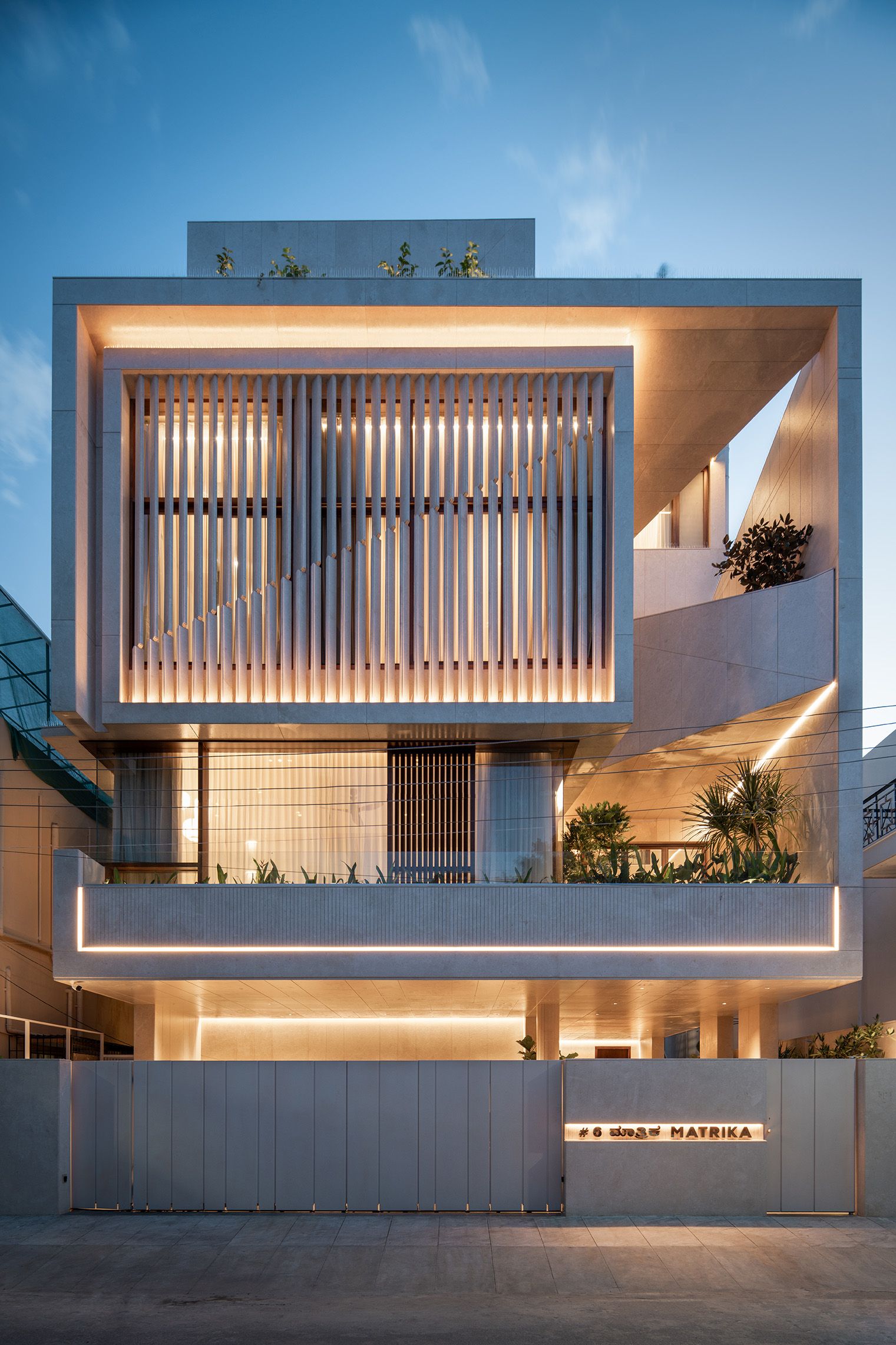 بازسازی نمای ویلای مدرن با لوور عمودی و نور خطی