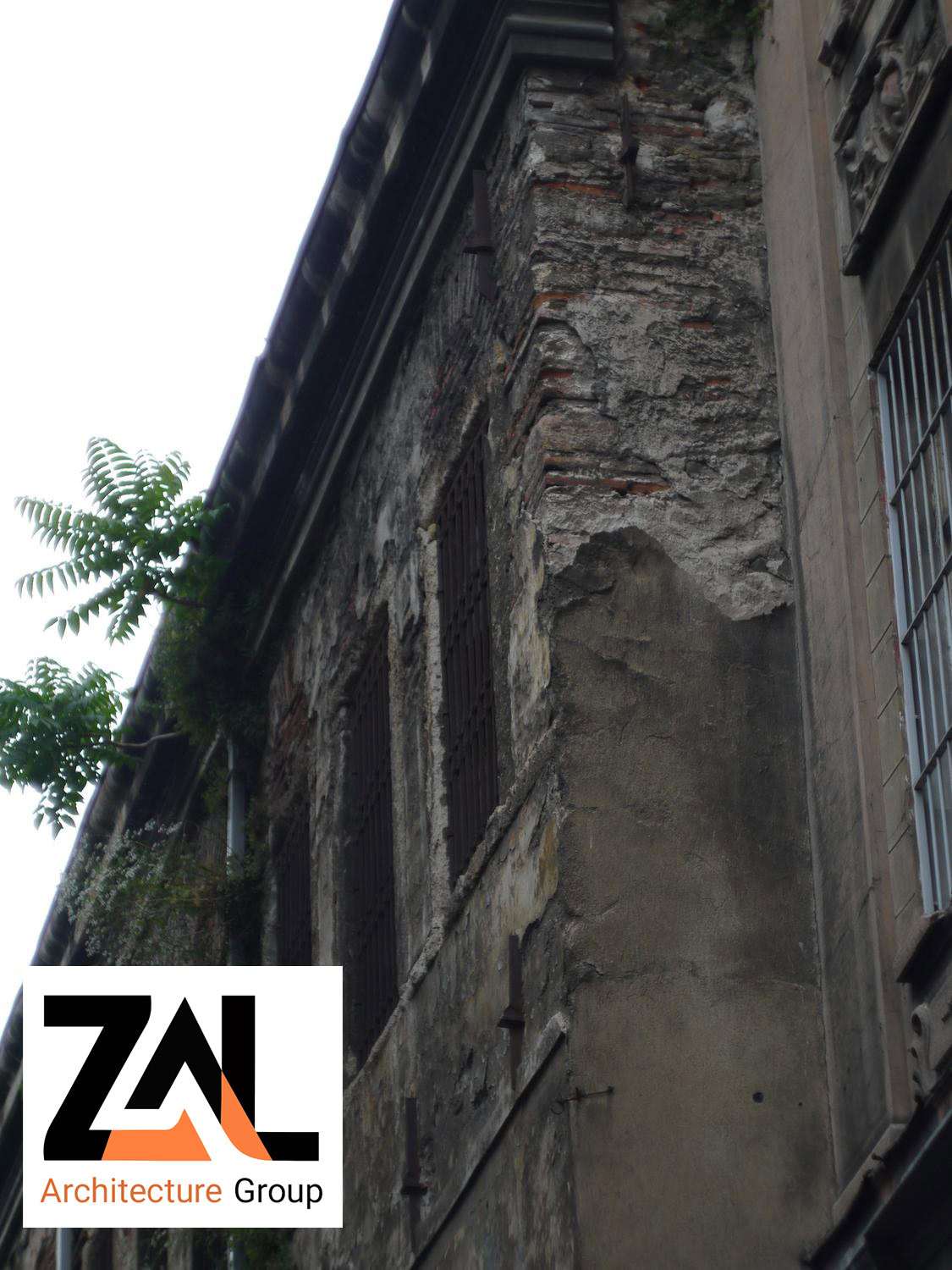 نمای ساختمان فرسوده با ریزش اندود و ترک دیوار