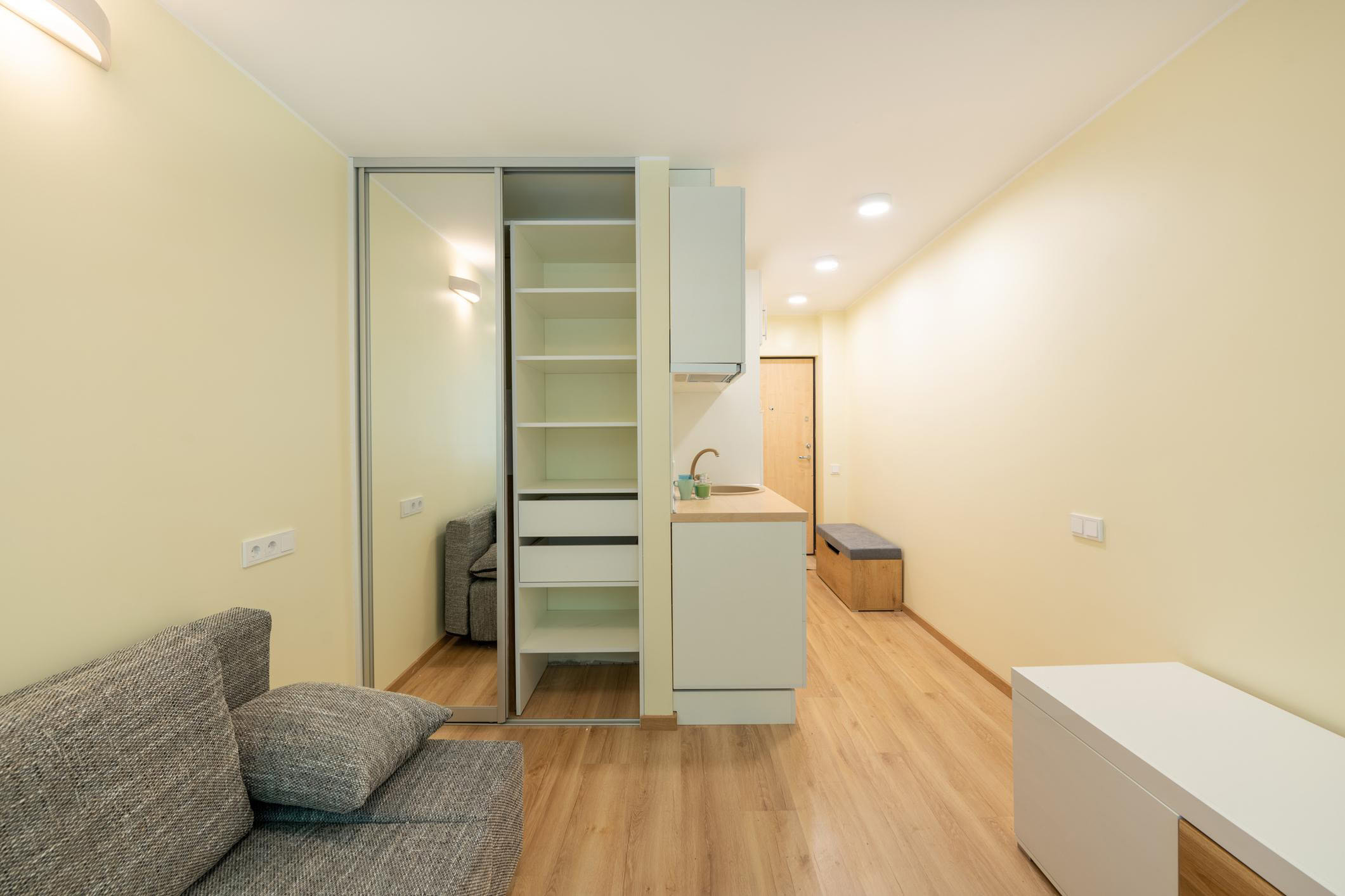 کمد دیواری ریلی برای بهینه‌سازی متراژ آپارتمان کوچک