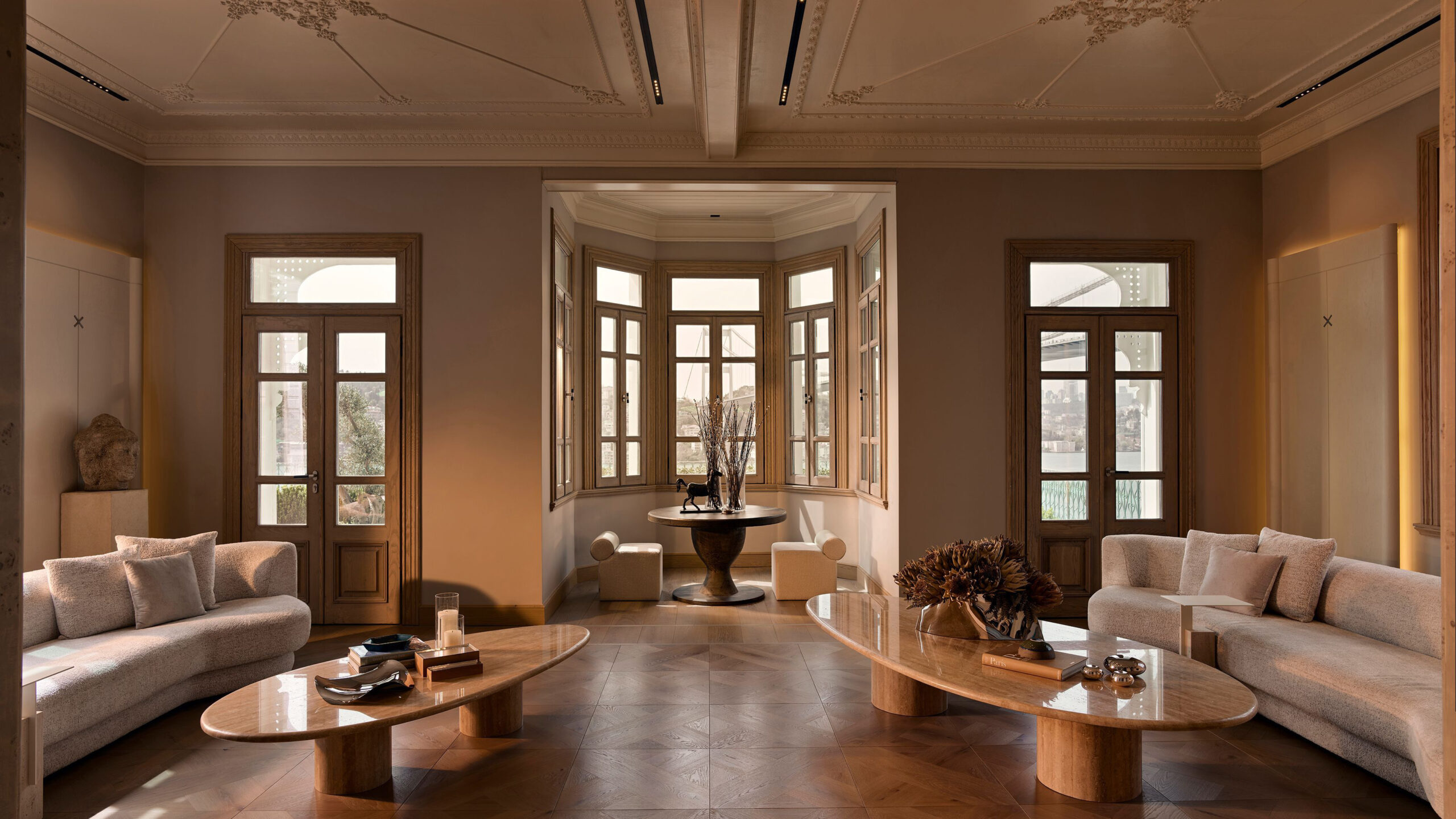 فضای نشیمن نئوکلاسیک ترکی با پنجره‌های قدی چوبی