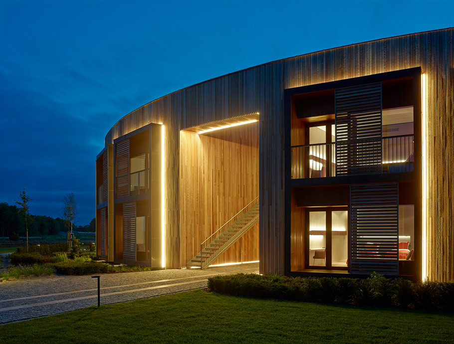 نمای چوبی مدرن مسکونی با نورپردازی خطی