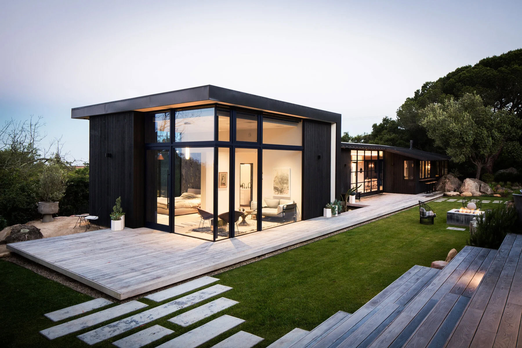 نمای ویلای مدرن یک طبقه با شیشه سرتاسری