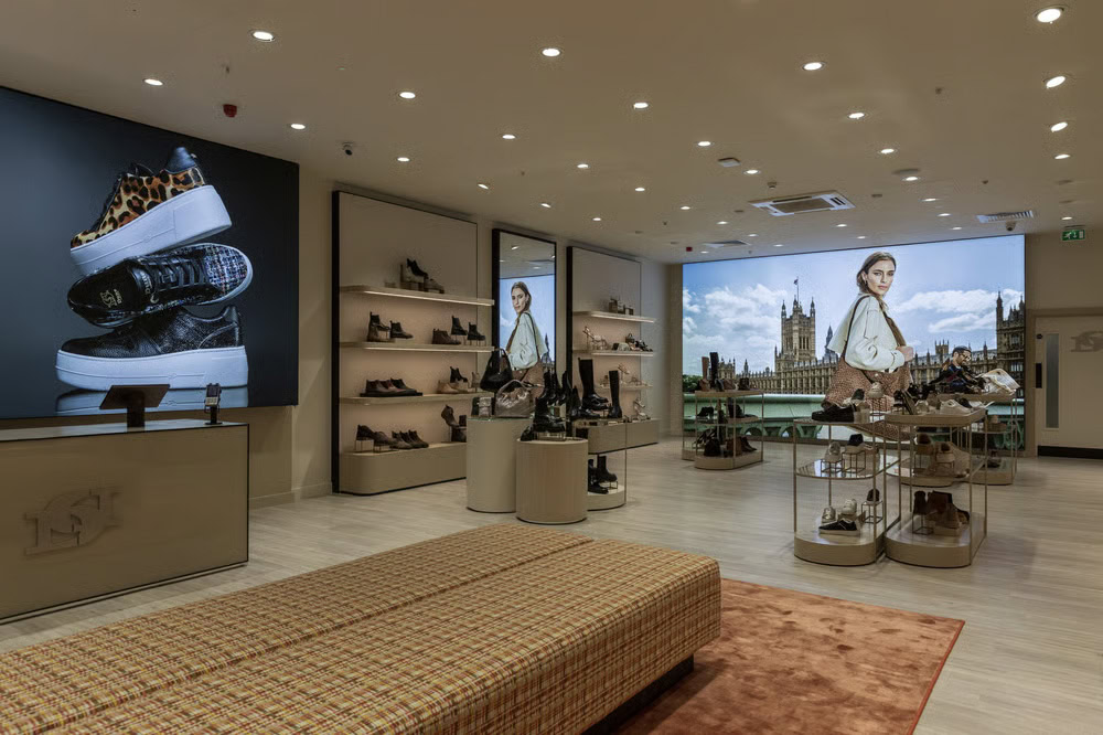 سبک دکوراسیون مغازه ترکیبی با نمایشگر دیجیتال