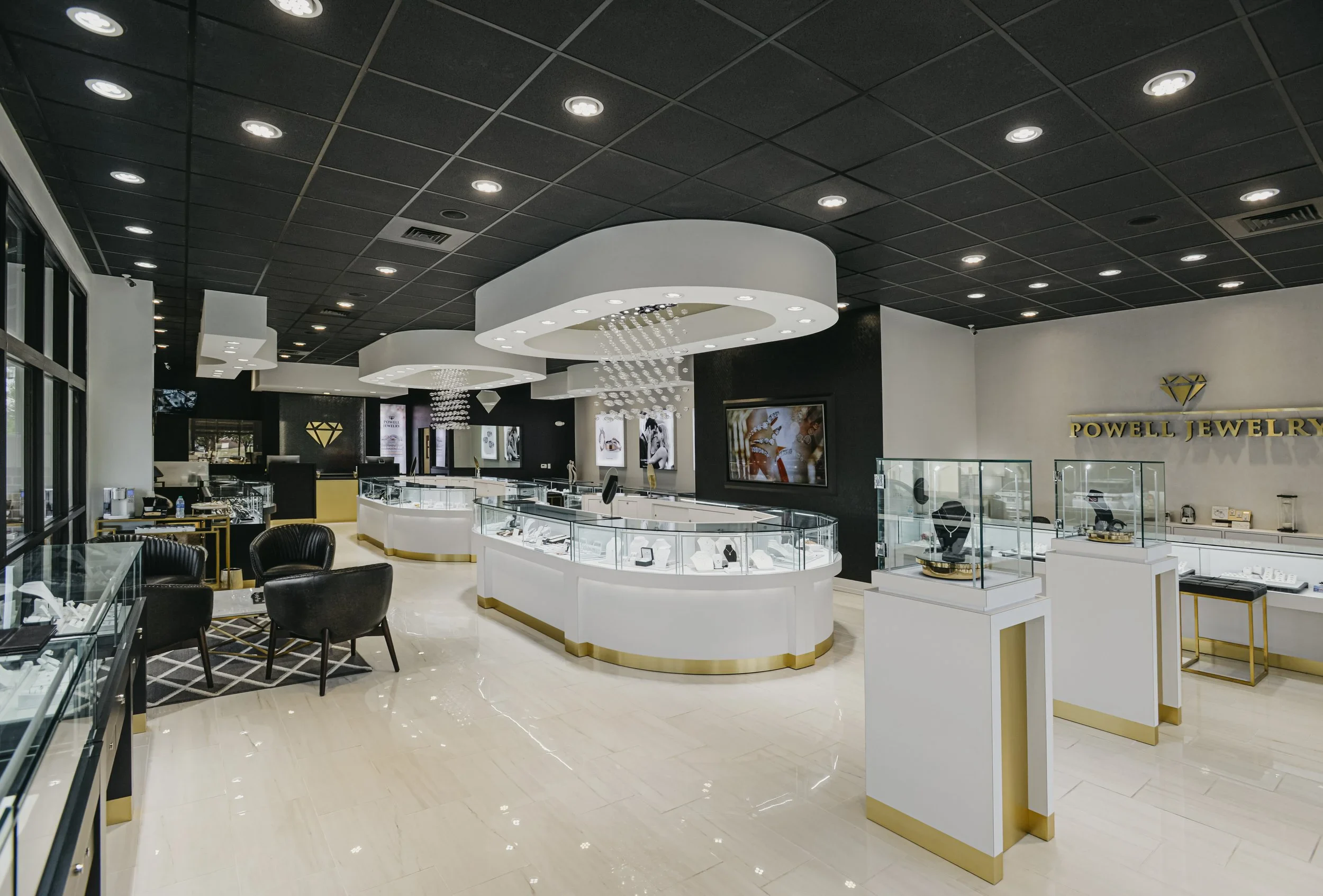 سبک دکوراسیون مغازه لوکس با ویترین شیشه‌ای منحنی