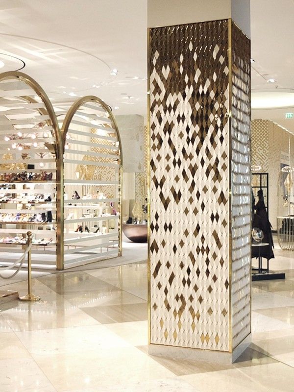 سبک دکوراسیون مغازه نئوکلاسیک با جزئیات طلایی لوکس