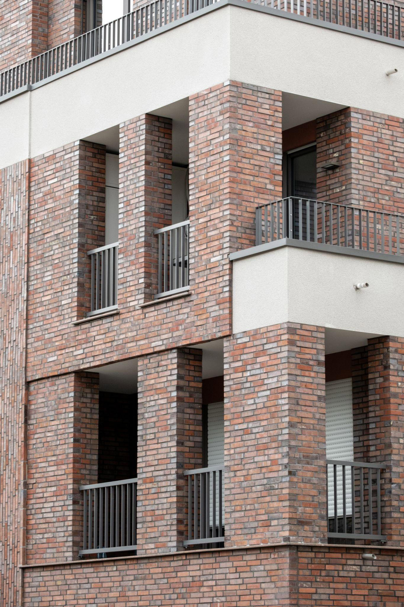 نمای آجری مدرن مسکونی با بالکن فلزی
