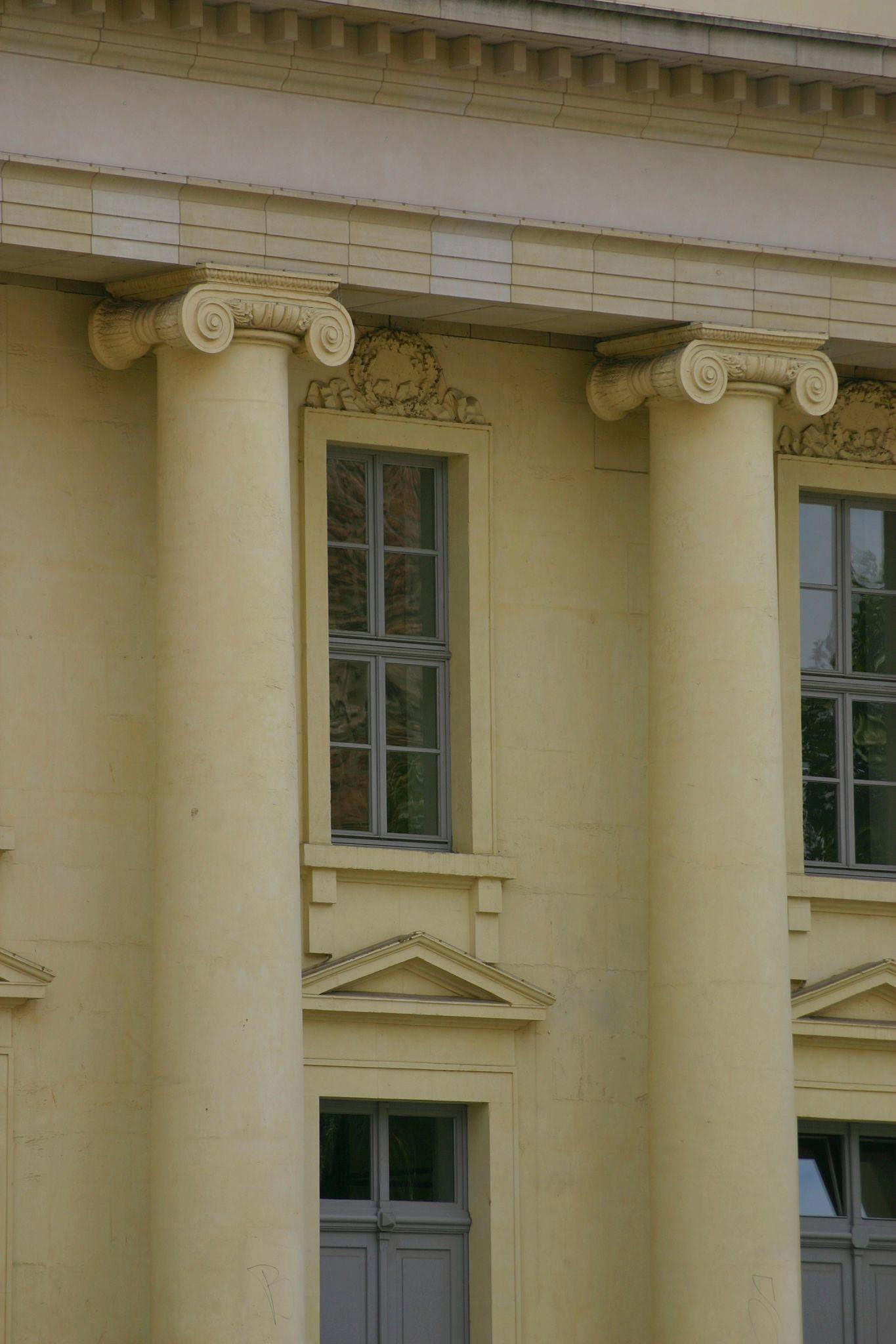 طراحی نمای کلاسیک ساختمان با ستون‌های سنگی